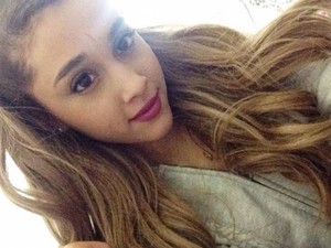  Ariana Grande Selfie