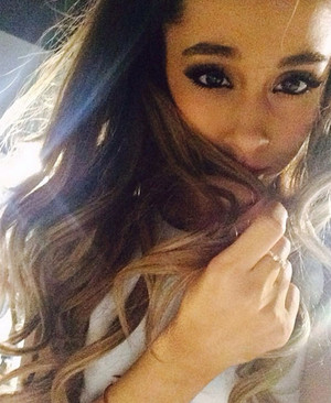 Ariana Grande Selfie