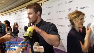 Emily giving Stephen jelly beans at PaleyFest 2015.