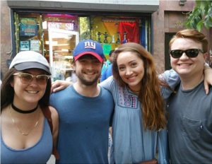  Exclusive Pic: Daniel Radcliffe With 팬 (From NYC Visit) (Fb.com/DanielJacobRadcliffeFanClub)