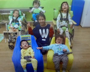  李知恩 doing charity for disabled children