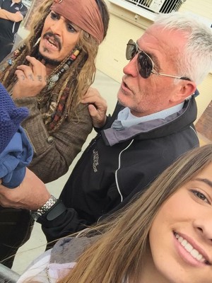  Johnny with fãs on set of POTC 5 (June 2015)