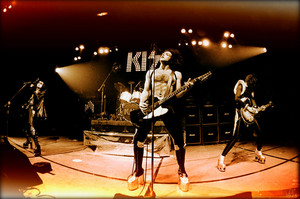  吻乐队（Kiss） ~Detroit, Michigan…May 16, 1975 (Dressed To Kill Tour/Cobo Arena)