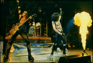  吻乐队（Kiss） ~Detroit, Michigan…May 16, 1975