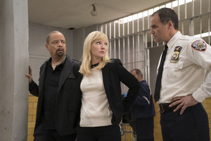  Kelli Giddish as Amanda Rollins in Law and Order: SVU - "Chicago Crossover"