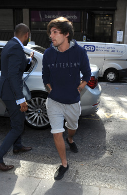  Louis leaving Sony 音乐 offices in 伦敦