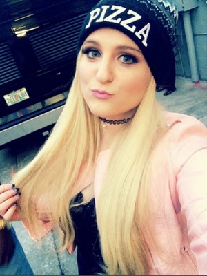  Meghan Trainer be rocking and loving her pizza, bánh pizza beanie!