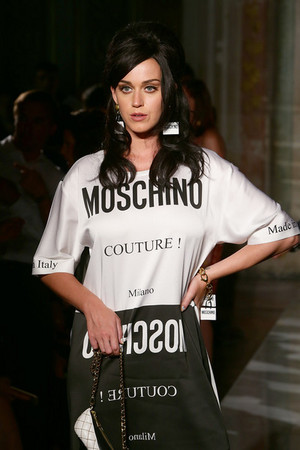  Moschino Men Fashion tunjuk