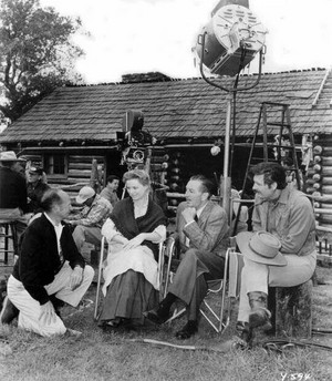  Old Yeller - Behind the Scenes - Robert Stevenson, Dorothy McGuire, Walt ディズニー and Fess Parker