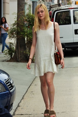  Elle shopping in Beverly Hills