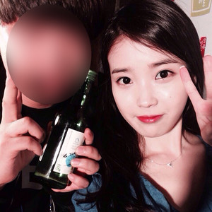 150410 IU photo taken with fan at Hongdae Chamisul Event