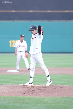  Baekhyun's first pitch