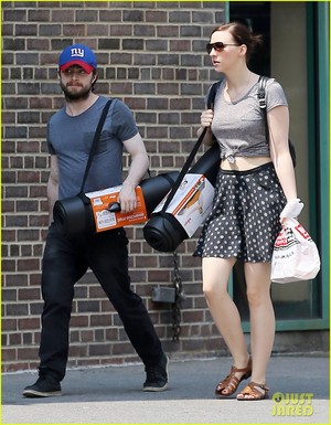  Daniel Radcliffe & Erin comprar for Yoga Mats in New york,July 2 (Fb.com/DanieljacobRadcliffeFanClub)