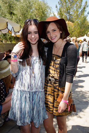  Emma and Lily Collins