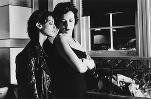  Gina Gershon as Corky and Jennifer Tilly as violeta in 'Bound'