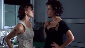  Jennifer Tilly as 紫色, 紫罗兰色 and Gina Gershon as Corky in 'Bound'