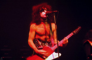  キッス ~Detroit, Michigan…December 20, 1974 (Michigan Palace-Hotter Than Hell Tour)