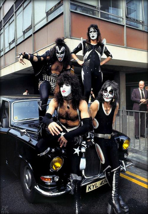  吻乐队（Kiss） ~London, England…May 10, 1976 (Heathrow Airport)