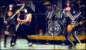  吻乐队（Kiss） ~Midnight Special 1975