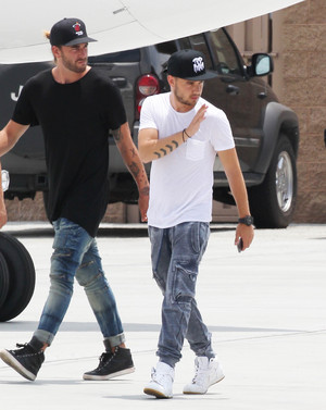  Liam At the airport in фургон, ван Nuys