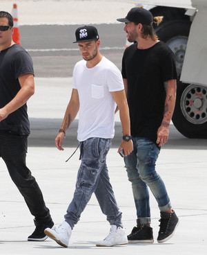  Liam At the airport in furgão, van Nuys