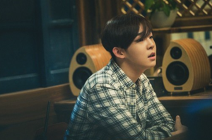  Tae Hyun Enjoys Food in Behind-the-Scenes Stills for “Late Night Restaurant”