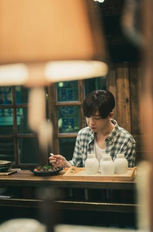  Tae Hyun Enjoys pagkain in Behind-the-Scenes Stills for “Late Night Restaurant”