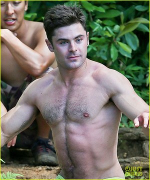  Zac Efron Goes Shirtless in Hawaii, Is meer Ripped Than Ever!