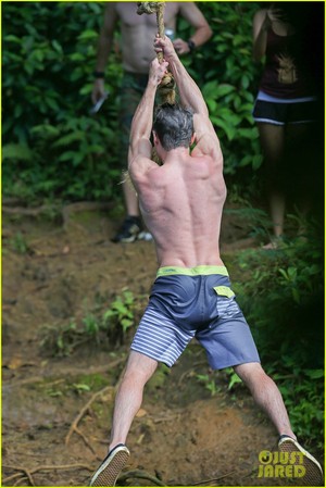 Zac Efron Goes Shirtless in Hawaii, Is もっと見る Ripped Than Ever!