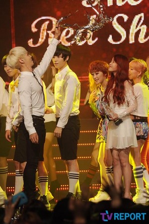  131017 李知恩 'The Red Shoes' at Mnet 'M! Countdown' (News Photos)