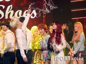  131017 ইউ 'The Red Shoes' at Mnet 'M! Countdown' (News Photos)