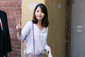  140529 IU arriving at her small theater konzert