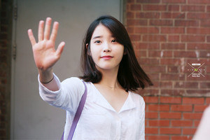  140529 IU arriving at her small theater concerto