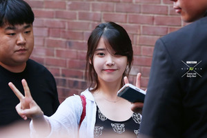  140530 IU arriving at her small theater concert