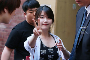  140530 iu arriving at her small theater konser