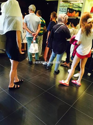  150807 आई यू and Yoo In Na spotted in Milan Designer Factory Outlet