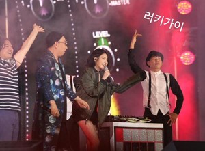  150813 아이유 and Park Myungsoo at Infinity Challenge Festival