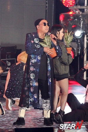  150813 आई यू at Infinity Challenge Festival with GD and Park Myungsoo