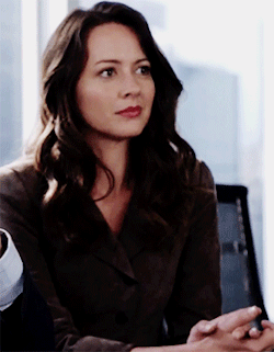 Amy Acker in Suits