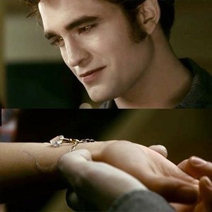  Edward gives Bella hart-, hart charm