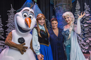  Idina Menzel meets Olaf, Anna and Elsa at Walt Disney World