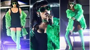  Rihanna Singing her new song