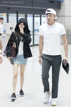  150907 आई यू at Incheon Airport back from ceci photoshoot in Hong Kong
