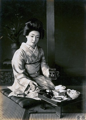  Geisha Serving thé