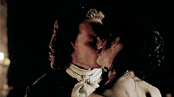  Jamie and Claire baciare