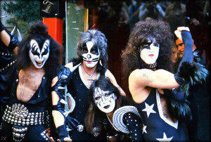  吻乐队（Kiss） (Grauman’s Chinese Theater) Hollywood, California…February 24, 1976﻿