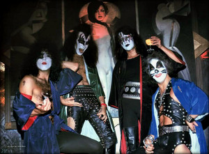  吻乐队（Kiss） ~New York City…July 27, 1975 (Life Magazine 照片 Session-Ashley’s Restaurant)