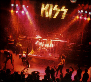  吻乐队（Kiss） ~New York, NY (Beacon Theater) March 21, 1975