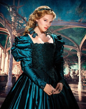  Lea Seydoux as Belle in La belle et la bête / Beauty and the Beast