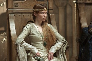  Lea Seydoux as Isabella of Angouleme in Robin капот, худ